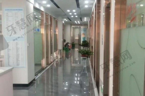 宜兴城东口腔门诊部走廊