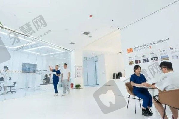郑州白皮书口腔医院大厅
