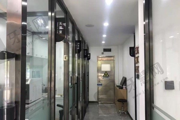 长春华益口腔门诊部走廊