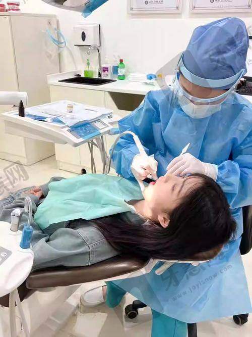 牙贴面十年后脱落图片：2025真实案例！牙龈黑线+真牙坏死？后悔选小诊所